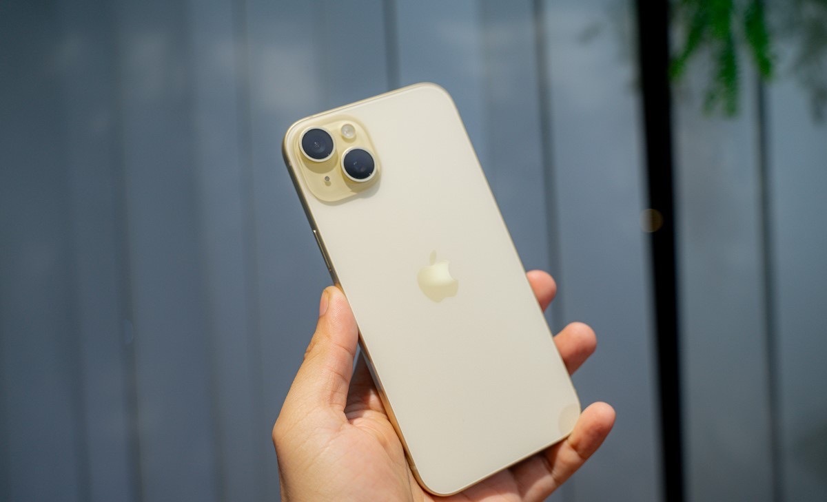 Hình ảnh thực tế iPhone 15 màu vàng khi cầm trên tay