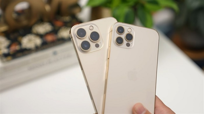 iPhone 13 Pro/Pro Max màu vàng có phần trong sáng, logo Táo khuyết không nổi bật trên nền màu này