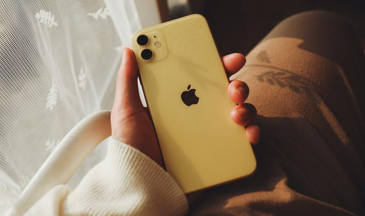 Màu vàng trên iPhone 11 được ép thêm mặt kính nên nhìn trong trẻo hơn
