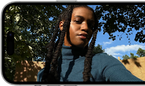 Mặt nhìn ngang của iPhone 14 Pro hiển thị bức ảnh selfie sắc nét và sống động.