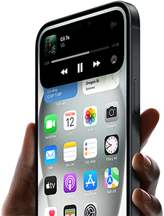 iPhone 15 được cầm trong tay, Dynamic Island đang hiển thị thông tin theo dõi chuyến xe được chia sẻ.