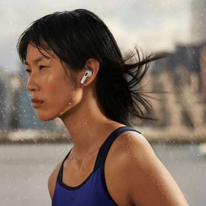 Người đeo tai nghe Airpods 3