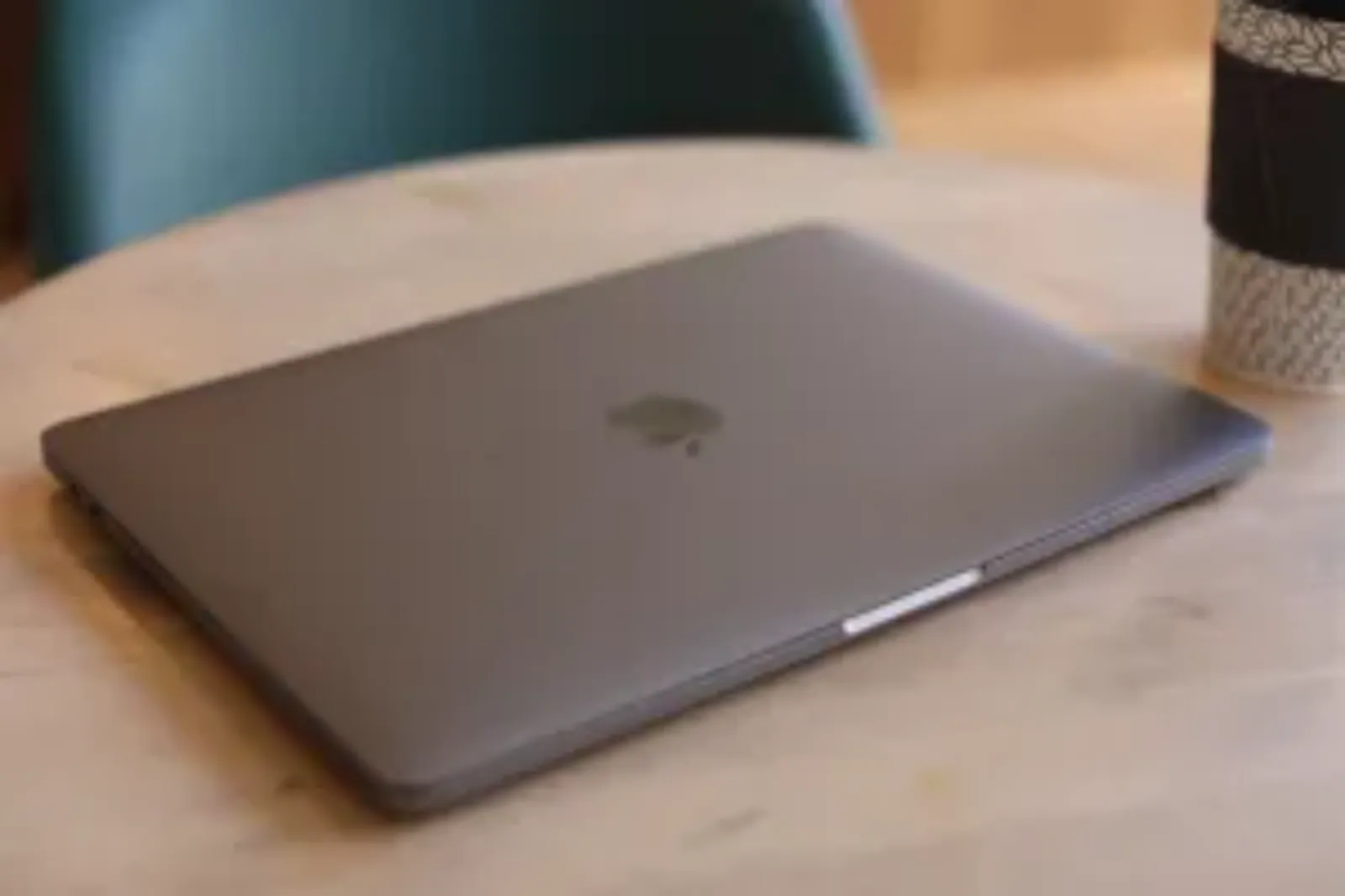 Hình ảnh cho danh mục Cận cảnh MacBook Pro M2 màu xám – Lựa chọn sành điệu cho các Apple fan