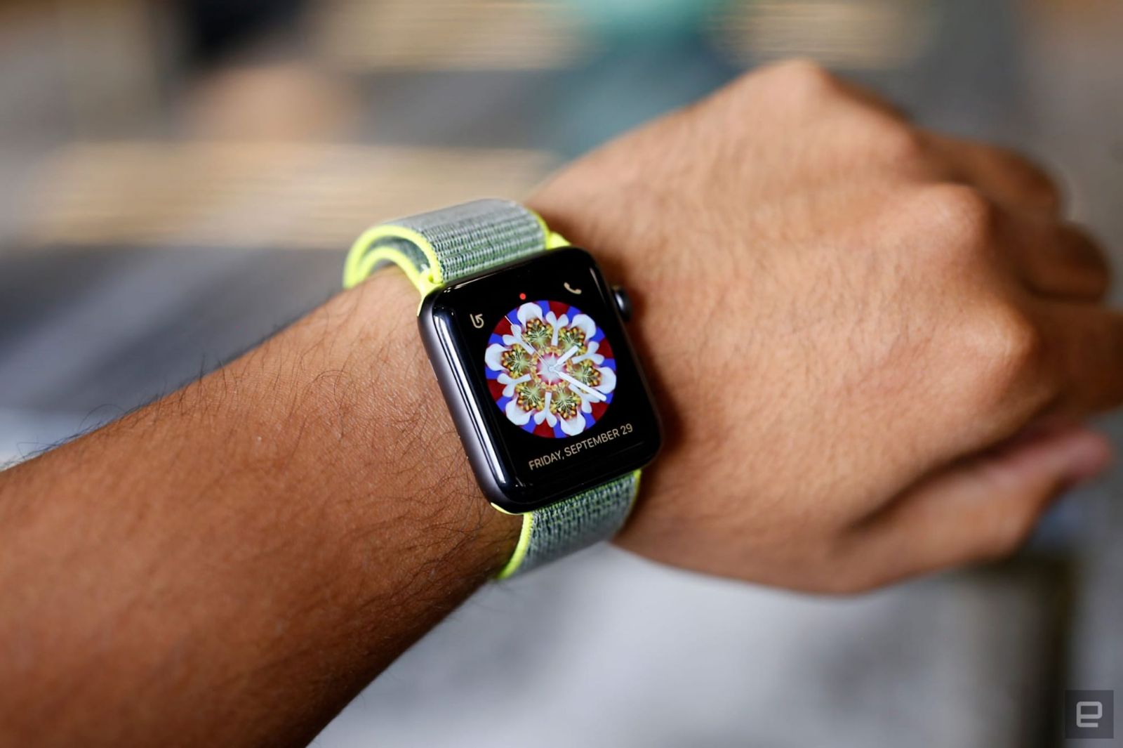 Đồng hồ thông minh Apple Watch bị vỡ mặt kính: Cách sửa tại nhà đơn giản -  BlogAnChoi