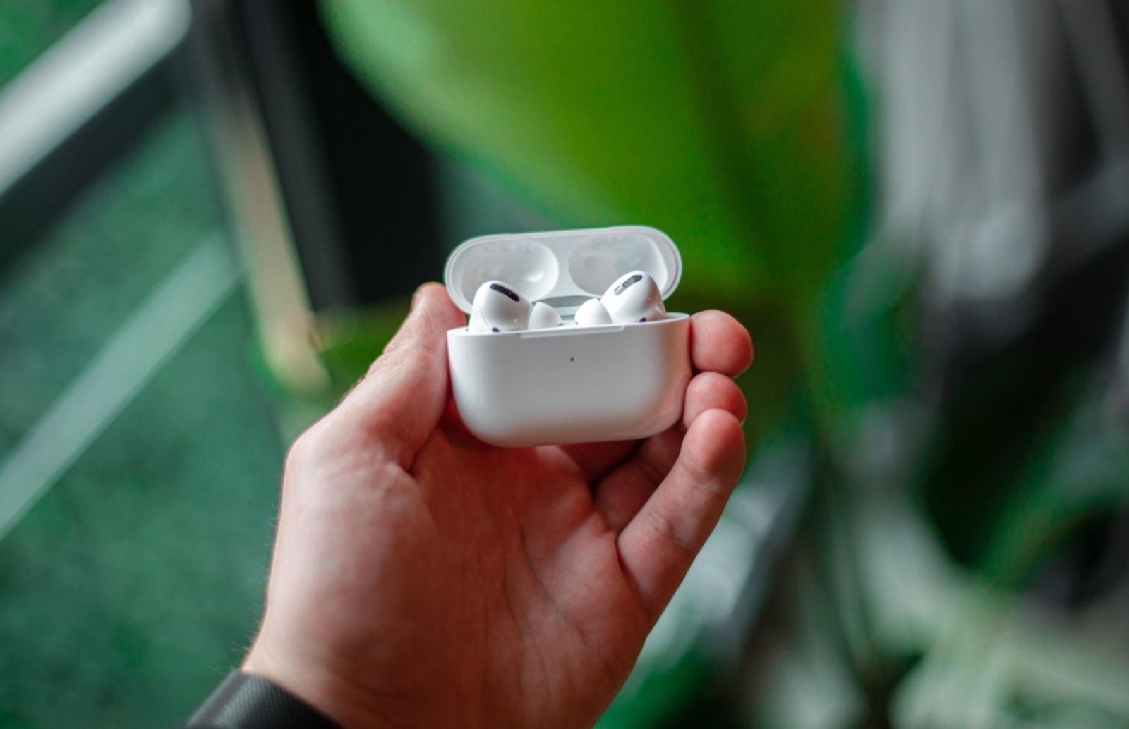 Hình ảnh cho danh mục Bạn có biết: đeo tai nghe AirPods nhái có thể mắc bệnh?