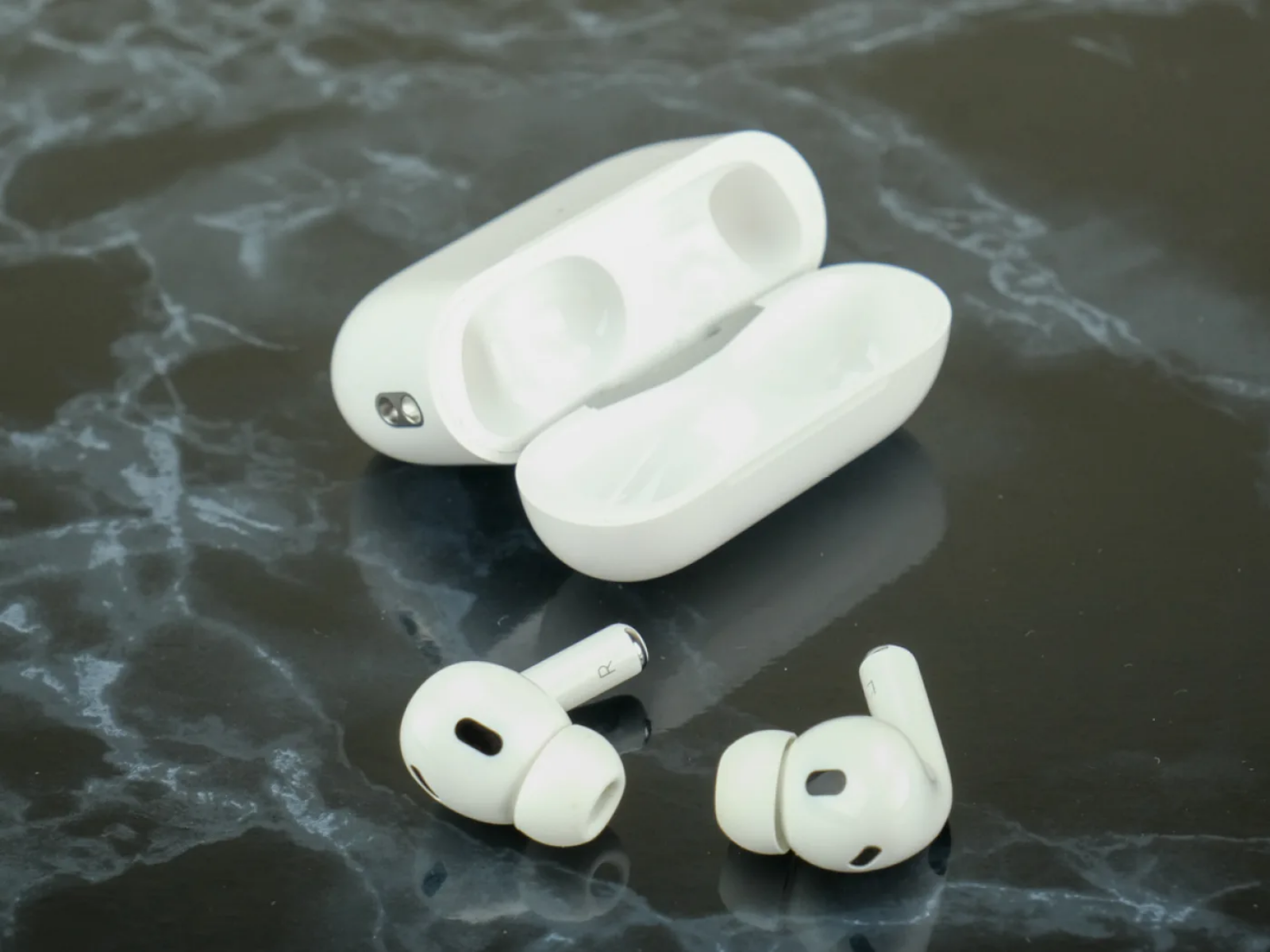 Hình ảnh cho danh mục Làm thế nào vệ sinh tai nghe AirPods và hộp đựng đúng cách?