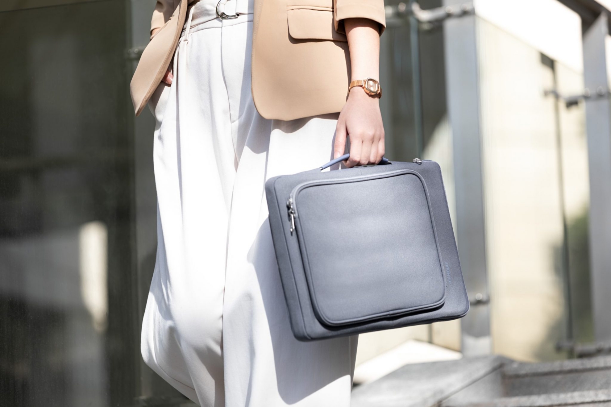 Ảnh của Túi xách chống sốc Innostyle OmniProtect carry Laptop 14" / Macbook Pro 14" 