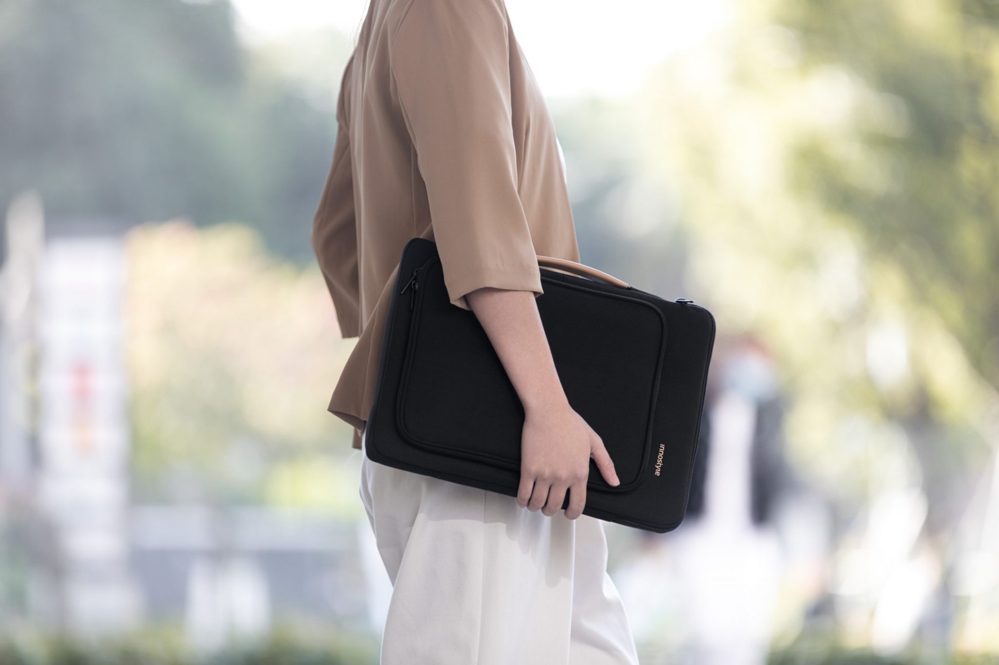 Ảnh của Túi xách chống sốc Innostyle OmniProtect carry Laptop 14" / Macbook Pro 14" 