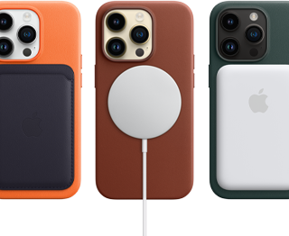 Ốp lưng MagSafe dành cho iPhone 14 Pro màu cam, nâu đỏ và xanh lục đậm với các phụ kiện MagSafe: ví, bộ sạc, và pin dự phòng.