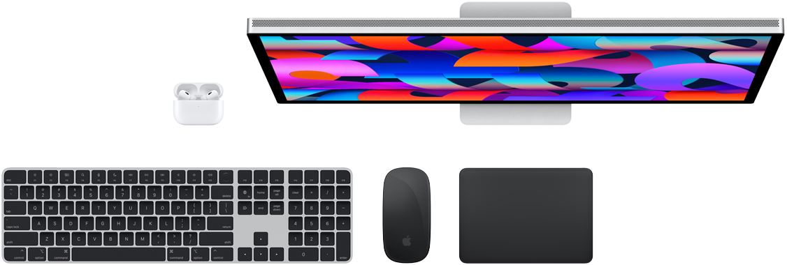Mặt trên của các phụ kiện Mac: Studio Display, AirPods, Magic Keyboard, Magic Mouse, và Magic Trackpad