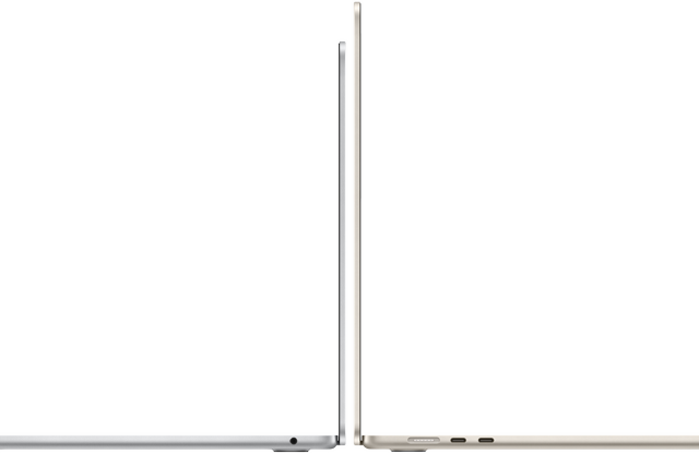 Mặt bên của các phiên bản MacBook Air 13 inch và 15 inch màu Bạc và màu Ánh Sao, đang mở nắp và dựa lưng nhau