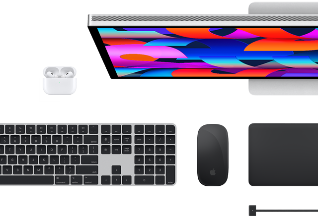 Hình ảnh mặt trên của một số phụ kiện Mac: Studio Display, Magic Keyboard, Magic Mouse, Magic Trackpad, AirPods và cáp sạc MagSafe