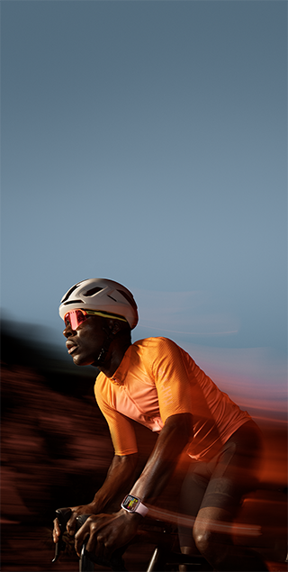 Hình ảnh một người đi xe đạp đeo Apple Watch Series 9.
