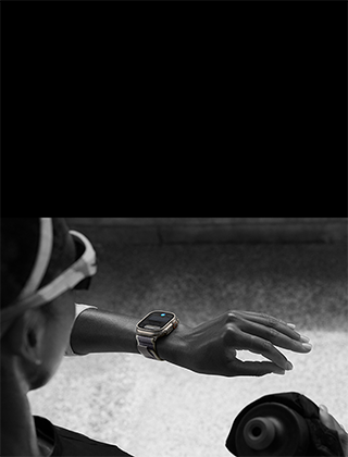 Người chạy bộ nhìn vào Apple Watch Ultra 2 trên cổ tay trái, thực hiện thao tác chạm hai lần bằng ngón trỏ và ngón cái tay trái