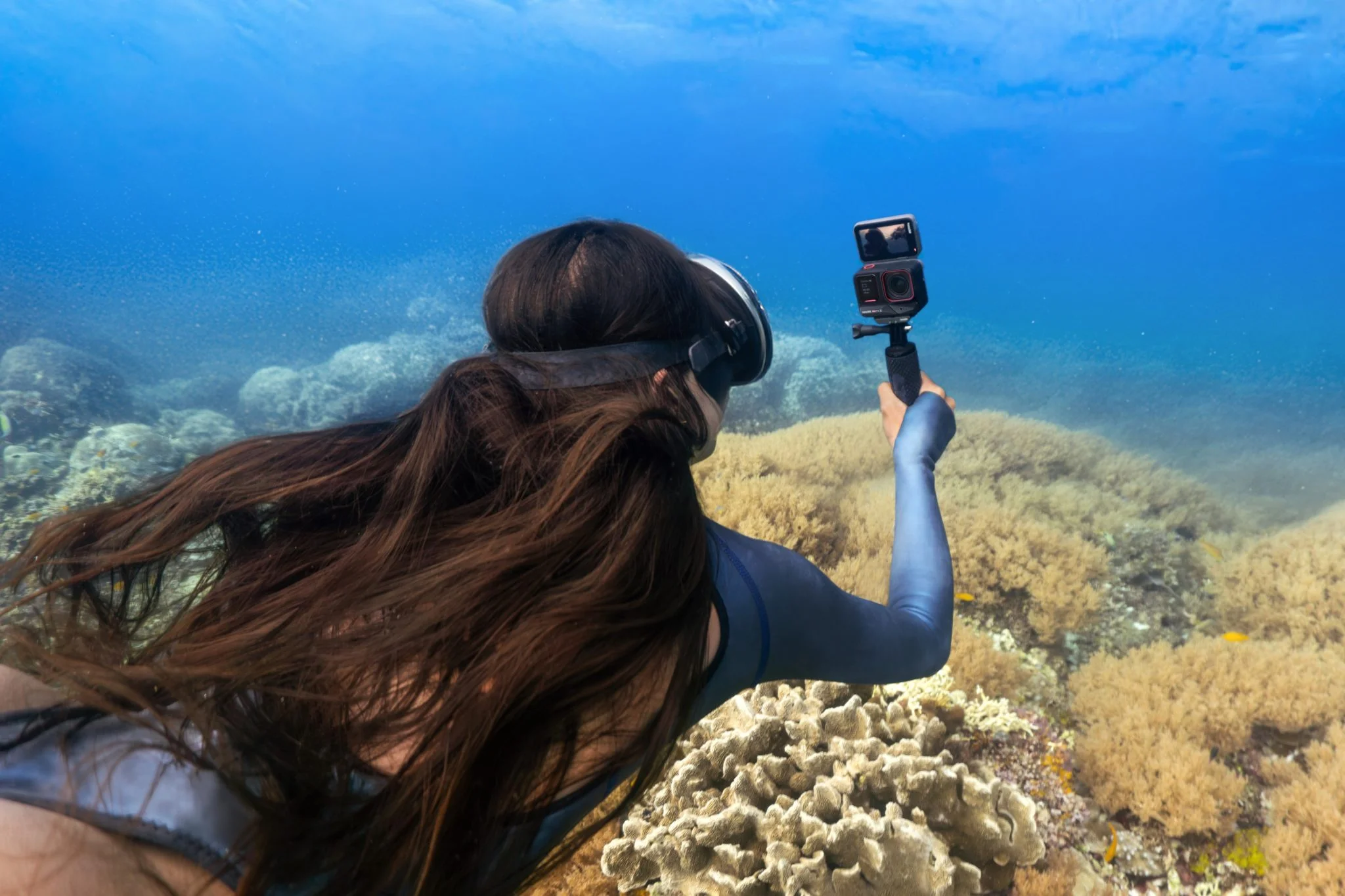 Insta360 Ace Pro 2 theo bạn "lên rừng xuống biển"