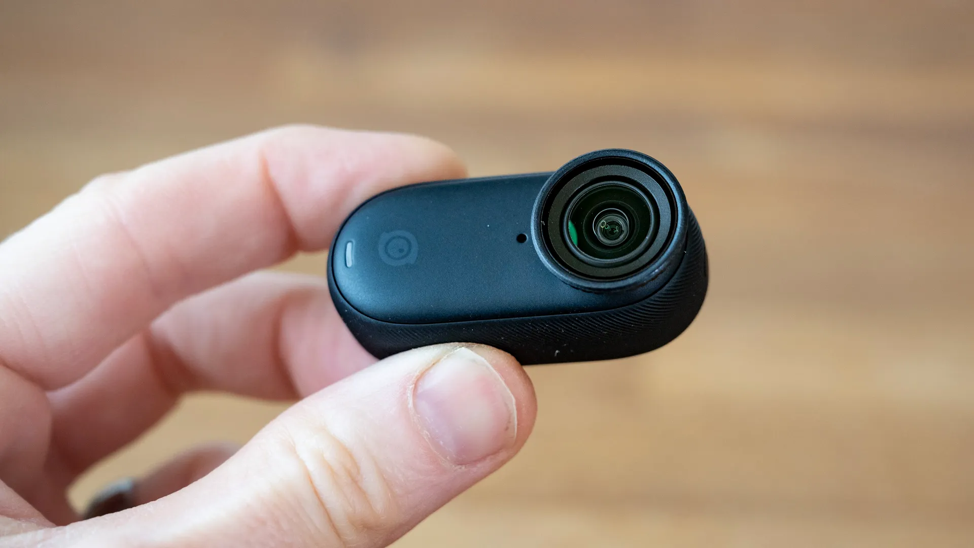 Insta360 GO 3S nhỏ gọn phù hợp với du lịch