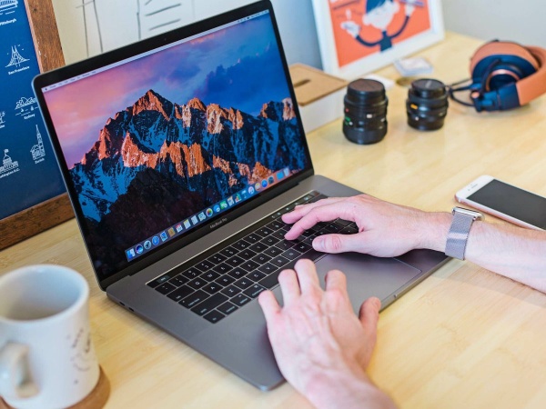 MacBook Pro M2 13 inch có thể sử dụng liên tục lên đến tối đa 20 tiếng