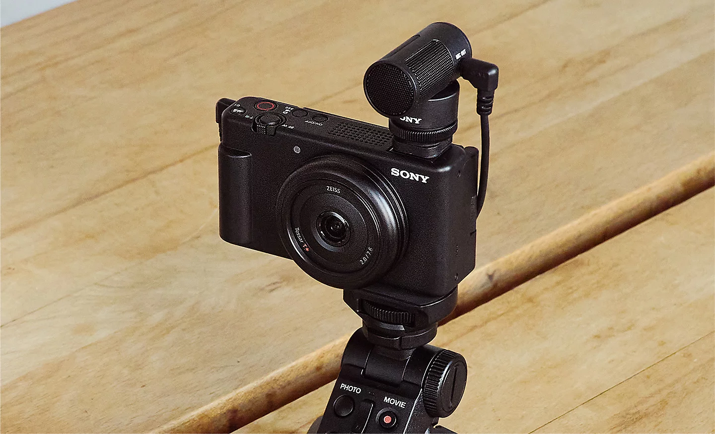 Sony ZV-1F có micro 03 đầu định hướng, hỗ trợ lọc âm gió