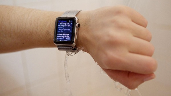 Apple Watch Series 1 có thể ngập sâu hơn 1m trong nước và tối đa trong 30 phút 
