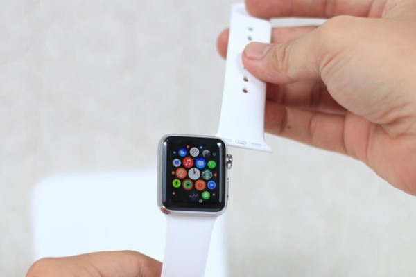 Tháo và vệ sinh dây đeo Apple Watch là một trong những thao tác quan trọng để tăng độ bền của dây và không làm ngấm nước vào thân đồng hồ  