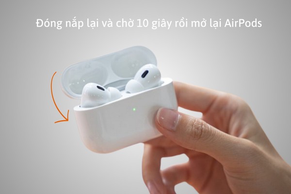 Người dùng đặt AirPods vào hộp