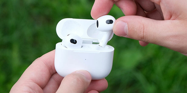  đặt AirPods 3 vào một hộp sạc khác