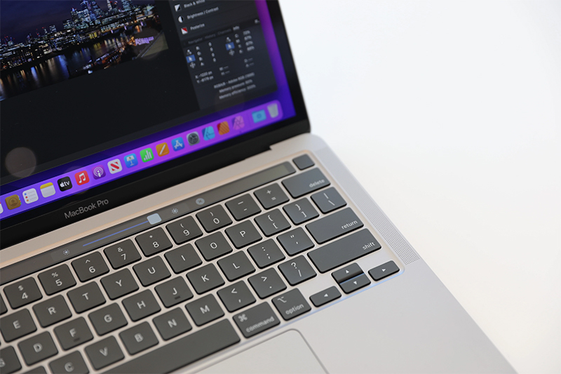 Bàn phím của MacBook Pro M2 màu bạc