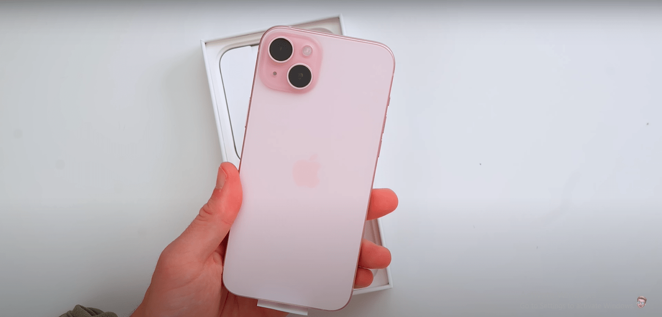 iPhone 15 Hồng có màu hồng pastel nhẹ nhàng và nữ tính