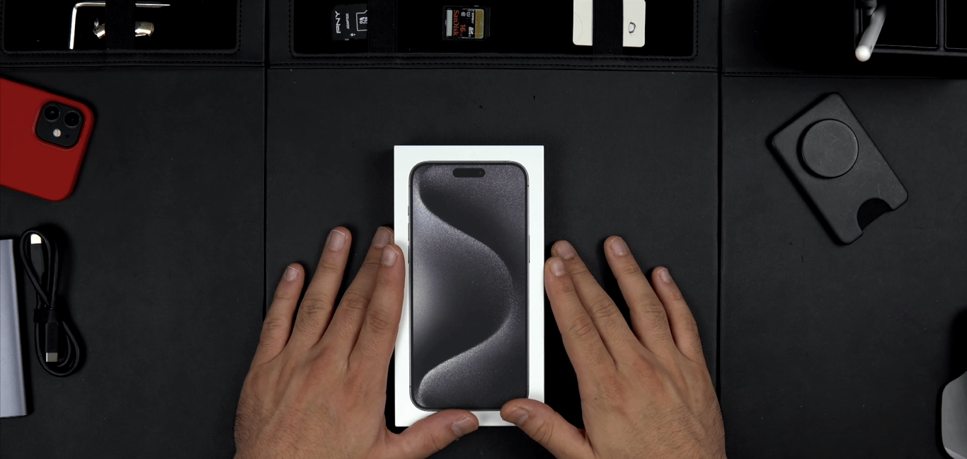 Mặt trước hộp đựng iPhone 15 Pro được in hình nền mặc định của iPhone Pro thế hệ 15