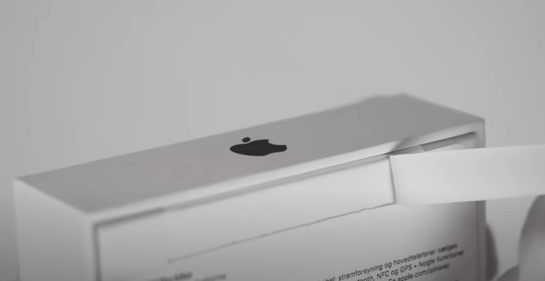 Bóc lớp giấy niêm phong để mở hộp iPhone 15