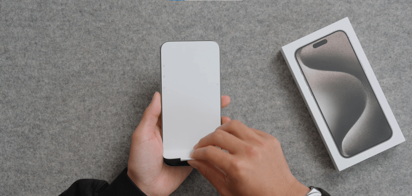 Bóc lớp seal trắng để bắt đầu khởi động iPhone 15 Pro Max