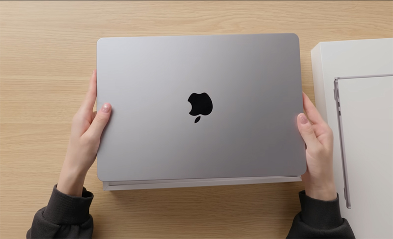 Đập hộp MacBook Air M2 màu Space Gray