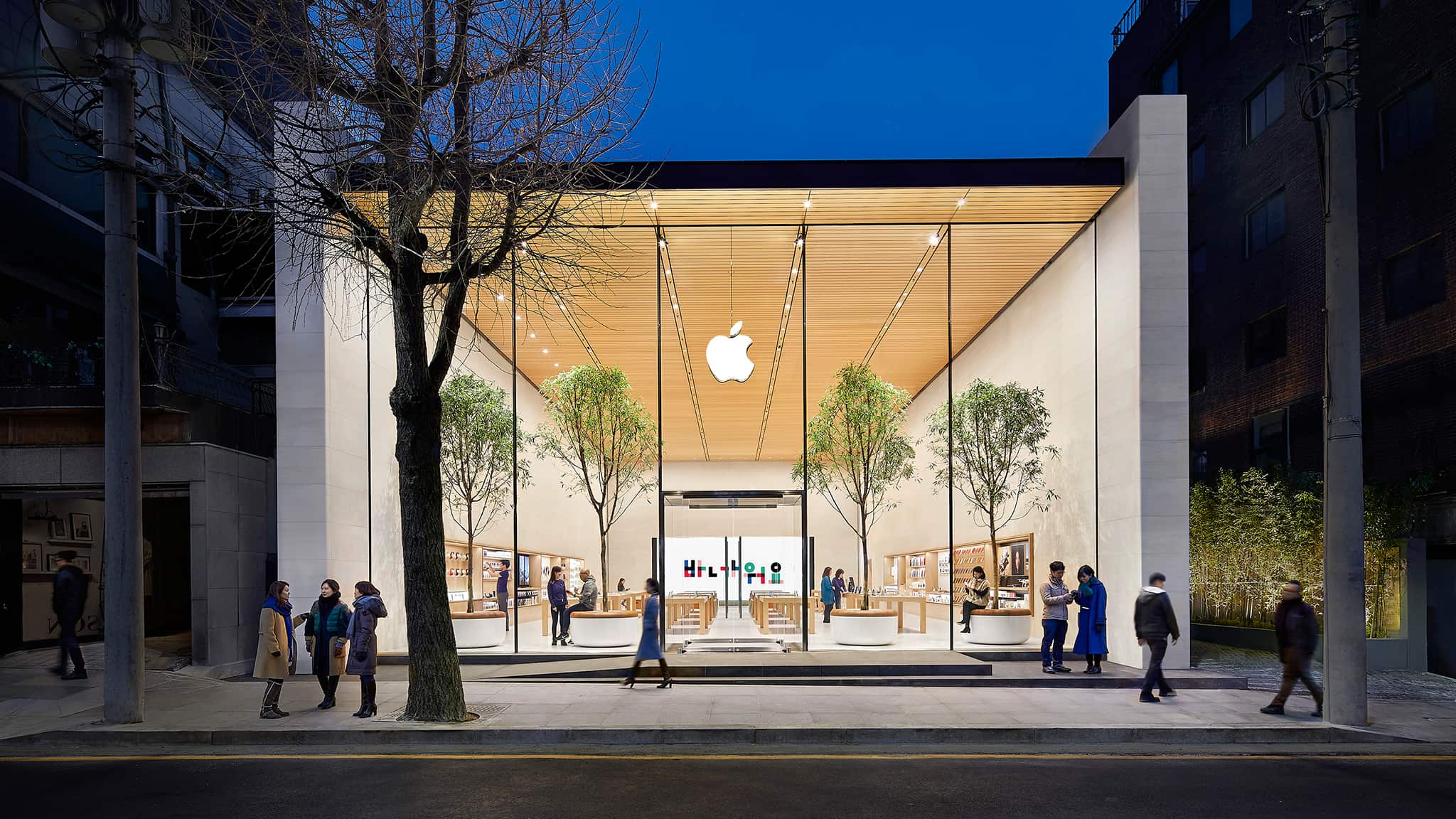 Các cửa hàng chính hãng của Apple tại nước ngoài ngoài luôn trong tình trạng sẵn sàng phục vụ sau thời điểm ra mắt iPhone 15 Pro