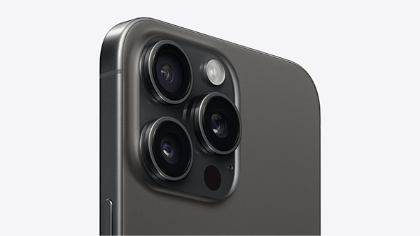 Hình ảnh chụp cận góc nghiêng của iPhone 15 Pro/Pro Max màu Titan Đen