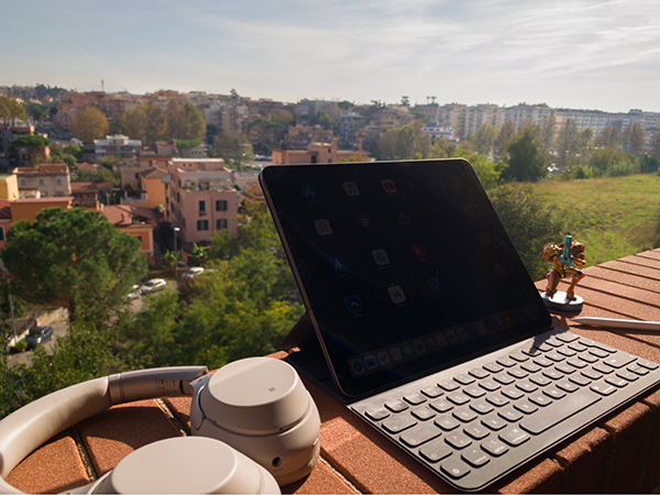 iPad Air 5 kèm bàn phím Smart Keyboard Folio