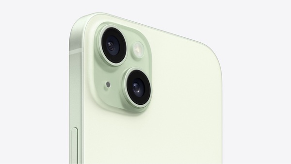 Màu Xanh Lá trên mặt kính chứa camera của iPhone 15 và iPhone 15 Plus đậm màu hơn mặt lưng