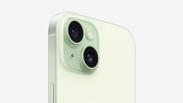 Cận cảnh camera iPhone 15 Plus màu xanh lá, viền vòng quanh camera vẫn được bao phủ bởi màu xanh lá nhưng đậm hơn một chút so với xung quanh