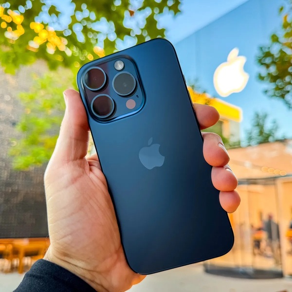 Các iFans không khỏi trầm trồ khi chiêm ngưỡng ảnh chụp thực tế của iPhone 15 Pro Max màu Titanium Blue  