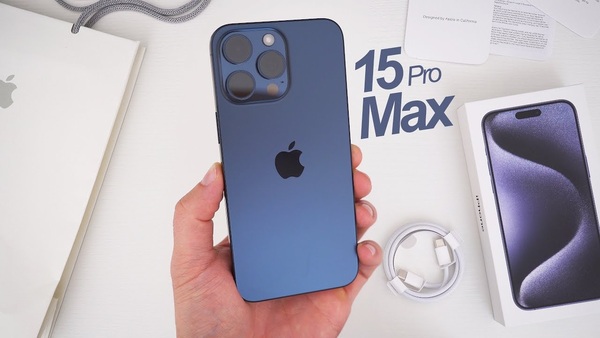 iPhone 15 Pro Max màu Titan Xanh được mở bán với nhiều mức giá khác nhau tùy dung lượng máy