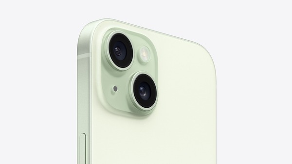 Mặt kính chứa cụm camera của iPhone 15 thường Xanh Lá có sắc xanh đậm hơn so với mặt lưng