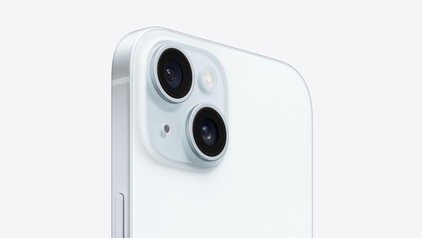 Tương tự iPhone 15 thường màu Xanh Lá, màu Xanh Dương trên mặt kính cụm camera cũng đậm hơn hẳn mặt lưng iPhone