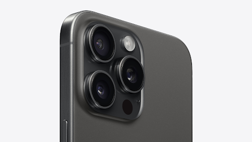 Camera của iPhone 15 Titan Đen cũng được bao trọn bởi lớp viền Titan Đen, tạo nên sự mạnh mẽ, đẳng cấp về mặt thiết kế.  