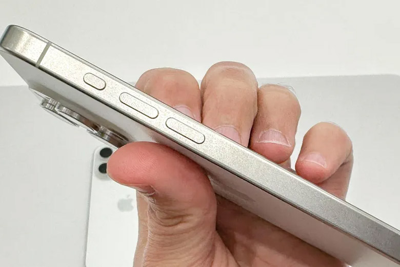 Viền iPhone 15 Titan tự nhiên được mài xước nhẹ, giúp giảm lộ vết xước tối đa, đặc biệt có thể khắc phục vết xước dễ dàng khi iPhone 15 Titan tự nhiên bị xước viền