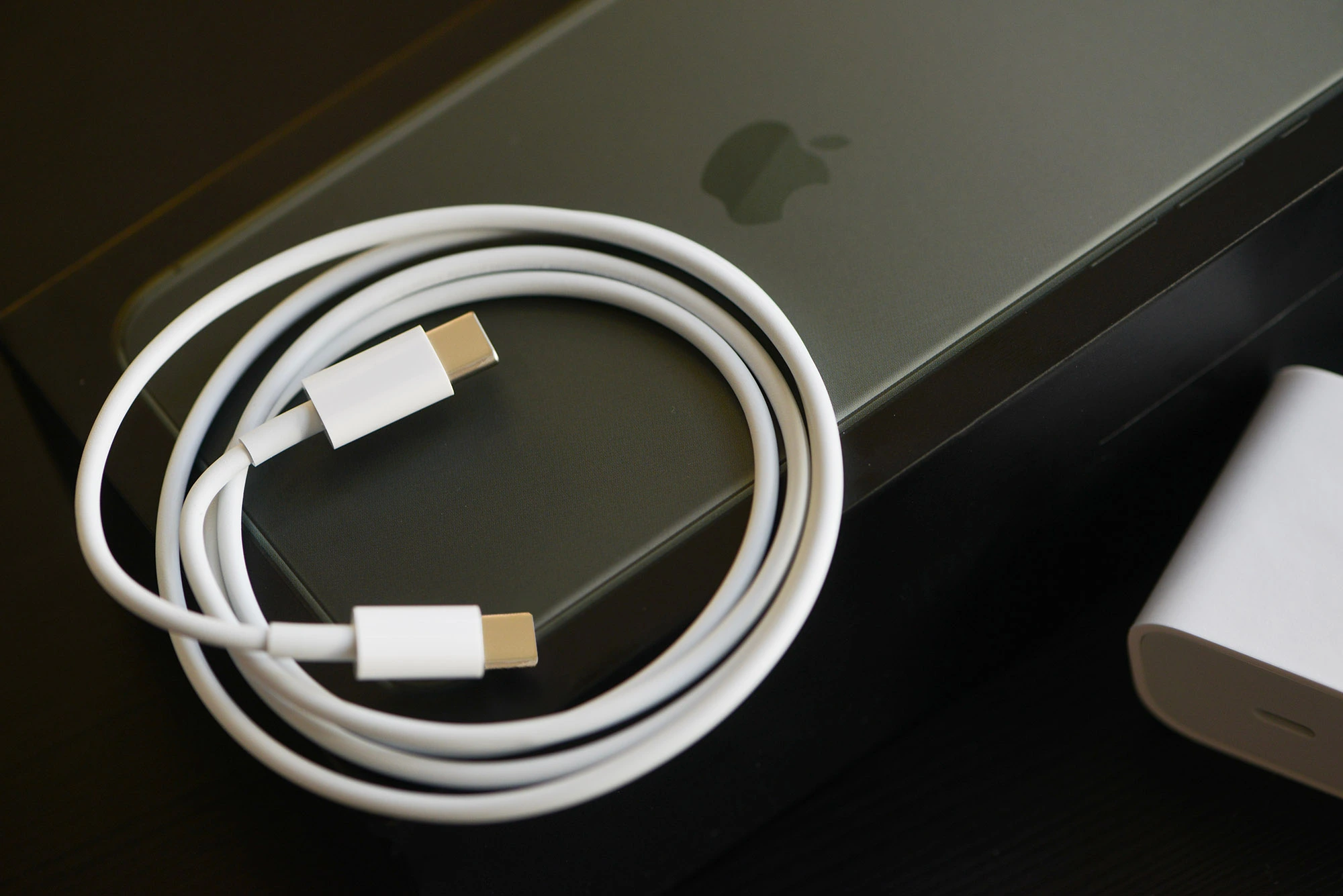 Bạn sẽ nhận được dây sạc với 1 đầu Lightning, 1 đầu USB-C để sạc iPhone 14 