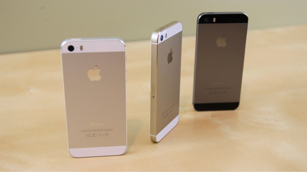 iPhone 5 Xám Đen và được ưa chuộng hơn so với Trắng Bạc.