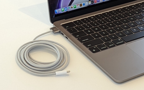 Macbook Air M2 đang sạc pin