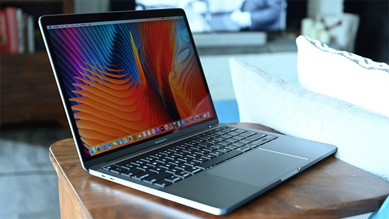 MacBook Pro M2 màu bạc toát lên sự sang trọng