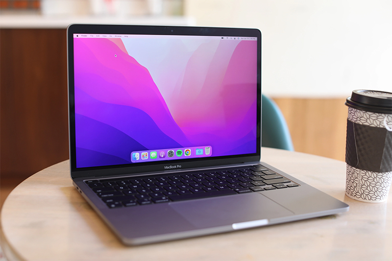 Hình ảnh MacBook Pro M2 màu bạc thực tế