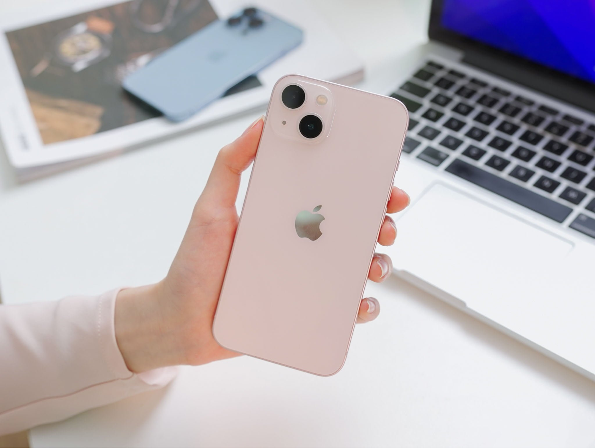 Năm 2021, Apple cũng ra mắt phiên bản iPhone 13 hồng nhưng nhạt và sáng hơn