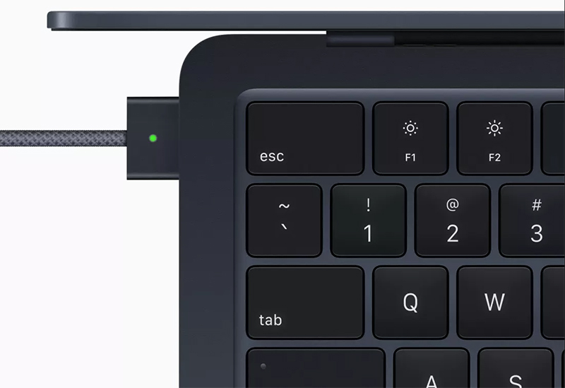 MacBook Air M2 có trang bị thêm sạc MagSafe